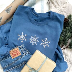 Embroidered Snowflakes Crewneck Sweatshirt 3 2 09e34bcf b653 4854 9703 4e091abd183b.jpg