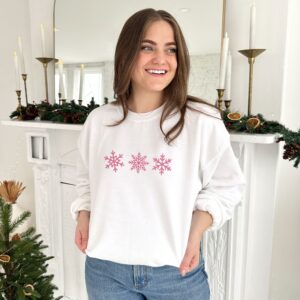 Embroidered Snowflakes Crewneck Sweatshirt 4 5 601f022d e4df 4456 a31c 30edd67971f0.jpg